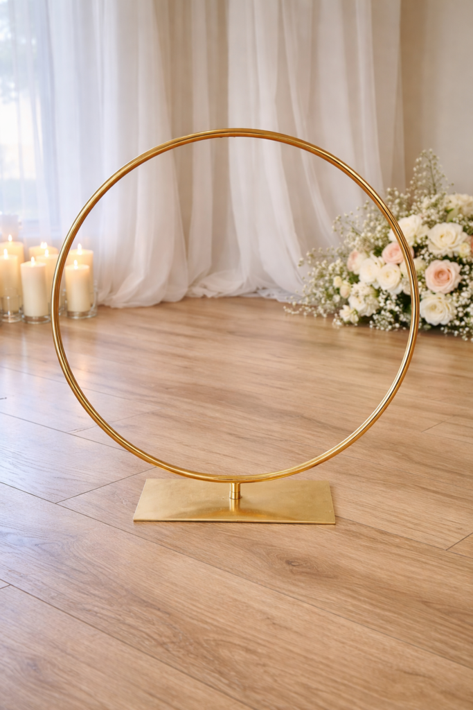 Structure Circulaire Dorée sur Pied